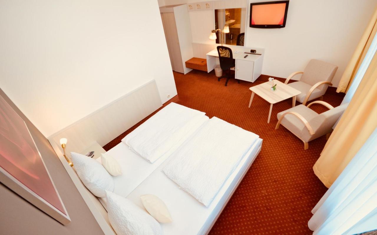 Cityhotel ユルツェン エクステリア 写真