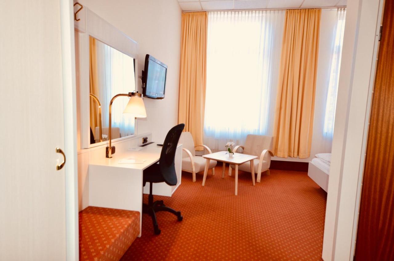 Cityhotel ユルツェン エクステリア 写真